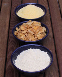Maisgrieß, Cornflakes und Maismehl (von oben nach unten)
