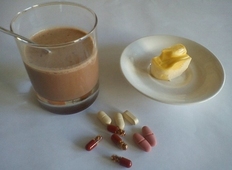 typische Nahrungsergänzungsmittel (Eiweißdrink, Kapseln) und vitaminisierte Lebensmittel (Margarine)