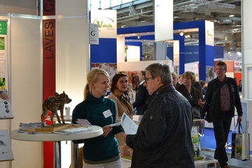 EuroTier 2014: LAVES-Mitarbeiterin Dr. Susanne Ziege (li.) informierte Besucher über Risiken, Ausbreitung und Symptome der Afrikanischen Schweinepest.