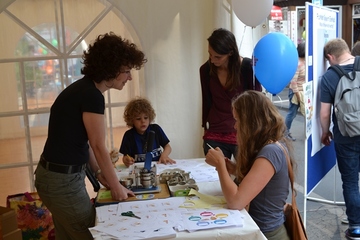 LAVES-Mitarbeiterin Anja Reiter half Kindern und Eltern bei der Anfertigung ihrer Buttons.