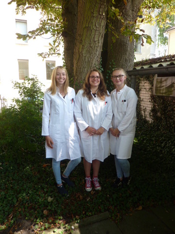 Auszubildende im Lebensmittel- und Veterinärinstitut Oldenburg/ Veterinärinstitut: (von links) Karina Wendland, Sanna Groen, Denise Burrichter
