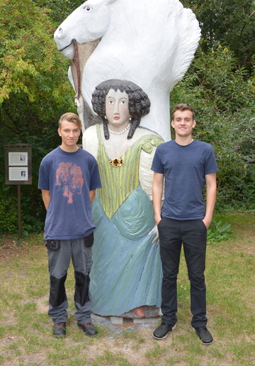 Auszubildende im Institut für Bienenkunde Celle: (von links) Markus Leuschner und Jonas Wockenfuß. Mit ihnen: die drei Meter hohe Skulptur "Herzogin Eleonore", in der ein Bienenvolk wohnt