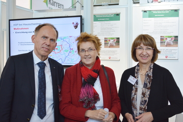 von links: LAVES-Präsident Prof. Dr. Eberhard Haunhorst, Tierschutzbeauftragte der SPD-Bundestagsfraktion Susanne Mittag und LAVES-Vizepräsidentin Barbara Woltmann