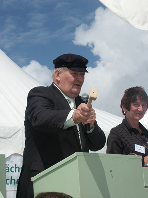 Landwirtschaftsminister Hans-Heinrich Ehlen während der Auktion