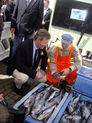 Ministerpräsident Wulff überzeugt sich von der Qualität des Seelachses
