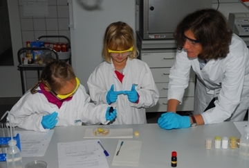 Kinder im Labor