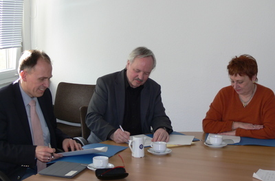 Prof. Dr. Eberhard Haunhorst, Staatssekretär Horst Schörshusen und VZN Vorstandsvorsitzende Sigrid Leuschner bei der Vertragsunterzeichnung