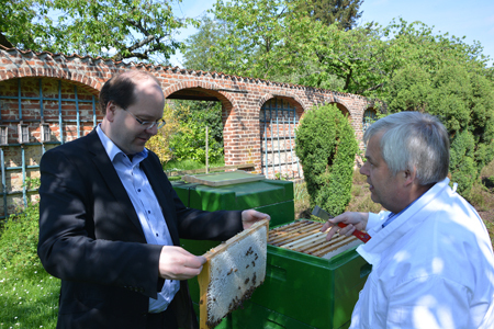 Landwirtschaftsminister Christian Meyer mit Bienenwabe