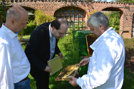 v.l.n.r: Institutsleiter Dr. Werner von der Ohe, Landwirtschaftsminister Christian Meyer, Imker Helmut Schönberger