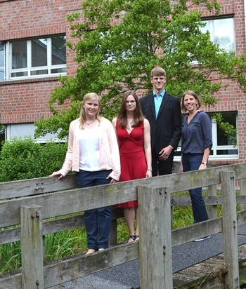 Erfolgreich freigesprochen: Imke Bölts, Tabea Moed und Bennet Müller mit der Ausbildungsbeauftragten Mirjam Eberlei (von links nach rechts)