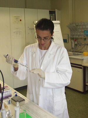 Blagica Dimitrievska beim Pipettieren von DNA-Lösung