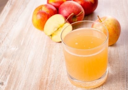 Ein Glas Apfelsaft auf einem Küchentisch