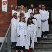 Gruppenfoto vor dem Gebäude