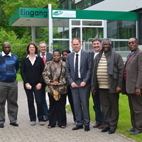 Mitglieder der südafrikanischen Delegation und Mitarbeiter des LAVES