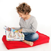 Kind liest Zeitschrift