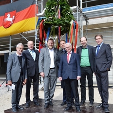 v.l.n.r.: Prof. Nickl, Klaus Wieting, MdB Ulf Prange, Prof. Eberhard Haunhorst, Finanzminister Peter-Jürgen Schneider, Landwirtschaftsminister Christian Meyer, Oberbürgermeister Jürgen Krogmann