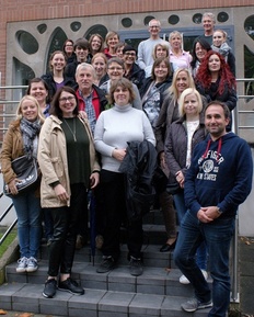 Besuchergruppe der Tierseuchenkasse vor dem Lebensmittel- und Veterinärinstut Braunschweig/Hannover, Standort Hannover