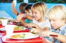 Schüler essen zu Mittag