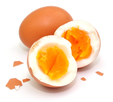 Aufgeschlagenes, hartgekochtes Ei