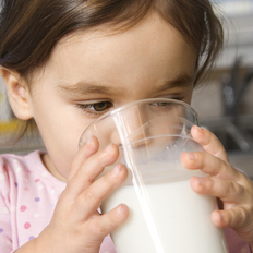 Mädchen trinkt Milch