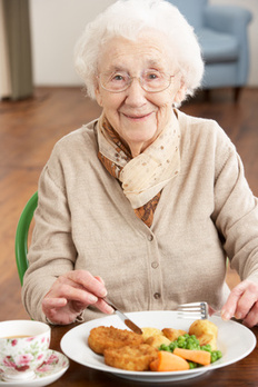 Seniorin beim Mittagessen