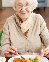 Seniorin beim Mittagessen