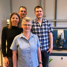 Diplomand der Lebensmittelchemie Lukas Kragl (ganz rechts) mit Lebensmittelchemikerin Dr. Iris Suckrau (vorne), Technikerin der Chemie Mirjam Eberlei und CTA Andreas Menke (alle LVI Oldenburg, FB 41)