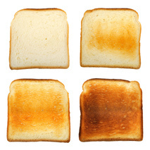 Zu sehen sind vier Scheiben Toast in unterschiedlichen Bräunungsgraden