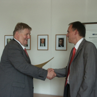 Minister Ehlen gratuliert Dr. Haunhorst zur Ernennung als Präsident auf Lebenszeit