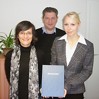 Frau Romy Schwarzwald nach dem Verteidigungstermin mit den beiden Gutachtern Prof. Dr. Junghannß (Hochschule Anhalt) und Dr. Gabriele Böhmler (LAVES)