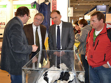 Landwirtschaftsminister Gert Lindemann (2.v.l.) im Gespräch mit LAVES-Präsident Prof. Dr. Eberhard Haunhorst (2.v.r) und Dr. Josef Diekmann vom LAVES Dezernat 32 (1.v.l.)