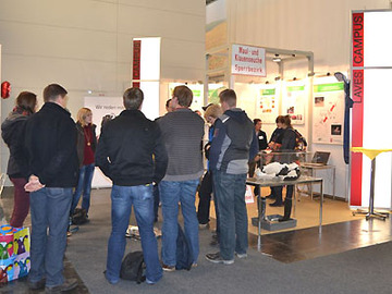 Besuchergruppe am LAVES-Stand