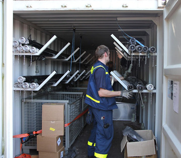 Verstauen der Wasserleitungen im Transportcontainer, Abbau Mobiles Bekämpfungszentrum in Barme