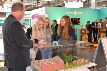 EuroTier 2014: Schülerinnen informieren sich am LAVES-Stand über die Aufgaben des LAVES.