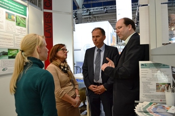 EuroTier 2014: Landwirtschaftsminister Meyer (re.) erkundigt sich bei LAVES-Mitarbeiterinnen Dr. Susanne Ziege (li.), Dr. Uschi Nagel-Kohl und LAVES-Präsident Prof. Dr. Haunhorst über die Afrikanische Schweinepest.