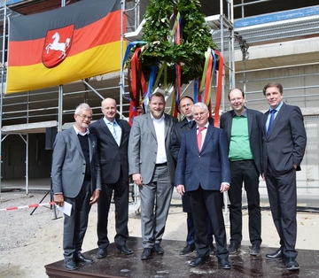 v.l.n.r.: Prof. Nickl, Klaus Wieting, MdL Ulf Prange, Prof. Eberhard Haunhorst, Finanzminister Peter-Jürgen Schneider, Landwirtschaftsminister Christian Meyer, Oberbürgermeister Jürgen Krogmann