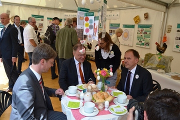 Der niedersächsische Ministerpräsident Stephan Weil (Mitte) und Hildesheims Oberbürgermeister Dr. Ingo Meyer (links) besuchten den LAVES-Stand und nahmen am Frühstückstisch neben LAVES-Präsident Prof. Dr. Eberhard Haunhorst Platz.