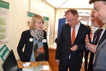 LAVES-Mitarbeiterin Dr. Mirja Büker informiert Ministerpräsident Stephan Weil über Tierarzneimittelkontrolle in Niedersachsen und die Antibiotikadatenbank.