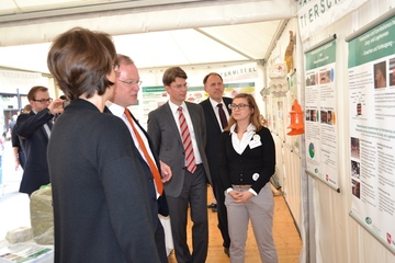 Ministerpräsident Stephan Weil und Hildesheims Oberbürgermeister Dr. Ingo Meyer wurden von LAVES-Mitarbeiterin Claudia Boehnke durch den Stand geführt.