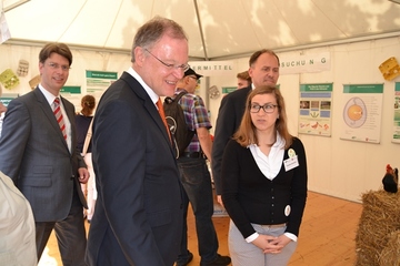 Auf dem Rundgang durch das Niedersachsendorf besuchte der niedersächsische Ministerpräsident Stephan Weil auch den LAVES-Stand.