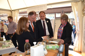 Ministerpräsident Stephan Weil macht den Eierfrischetest