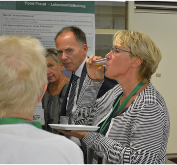 Barbara Otte-Kinast bei der Ölverkostung. Im Hintergrund: LAVES-Präsident Prof. Dr. Eberhard Haunhorst und Institutsleiterin Dr. Brigitte Thoms