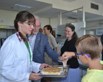 Mit dem Butterkuchen durch die Instanzen - verkostet wurde er natürlich auch