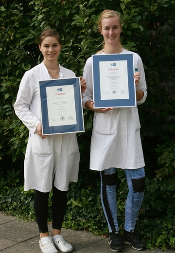 Melissa Zauske (links) und Kimberly Christians haben ihre Ausbildung mit Bestleistung beendet