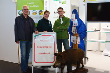 Experten des LAVES heißen Besucher am Stand willkommen