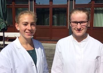 Auszubildende im Institut für Fische und Fischereierzeugnisse Cuxhaven: (v.l.) Helene Behm und Vanessa Umland