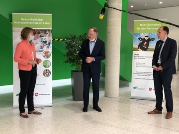 Ministerpräsident Weil steht im Foyer des LAVES-Instituts zusammen mit Professor Eberhard Haunhorst und Barbara Woltmann