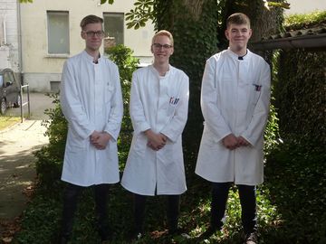 Auszubildende im Veterinärinstitut Oldenburg: (v.l.) Johannes Coßmann, Malte Müller und Jens von Essen