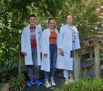 Auszubildende im Lebensmittel- und Veterinärinstitut Oldenburg/Lebensmittelinstitut (von links): Hannes Müller, Annika Schwartz und Svea Frey