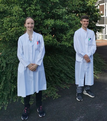 Auszubildende im Futtermittelinstitut Stade: Laura Breede und Lorenz Grimm